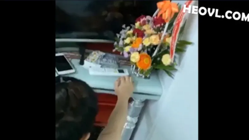 Không chịu đi tắm vì dam dang quá cần trả bài luôn !