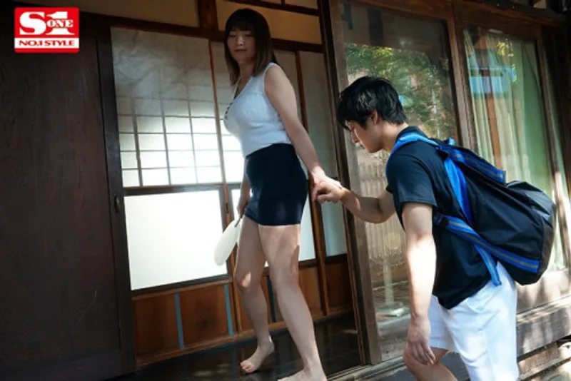 Anh chàng nứng lồn buồi khi nhìn trộm em họ "đi ngoài" với chồng