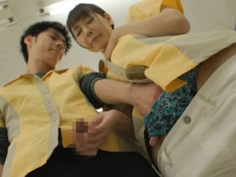 điên cuồng nắc đồng nghiệp nữ dâm đãng trong siêu thị mini