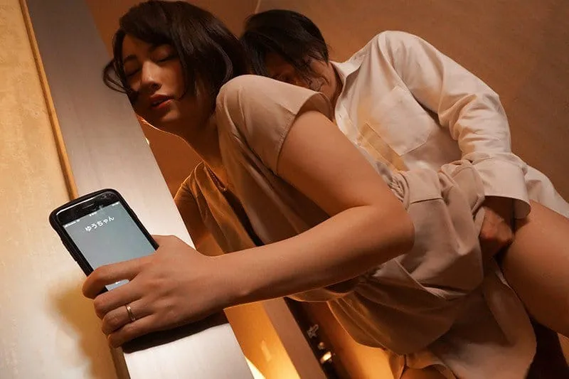 Người vợ đi họp lớp rồi trả bài với nyc mặc cho chồng ở nhà chờ